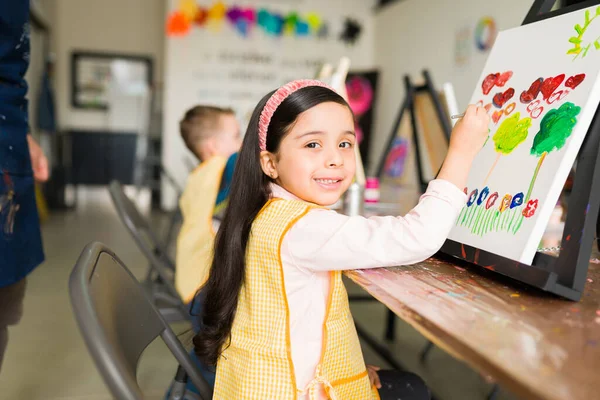 Retrato Uma Menina Hispânica Bonito Com Uma Expressão Feliz Pintar — Fotografia de Stock