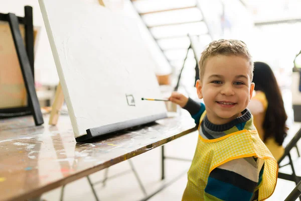 Söt Pojke Som Ler Konstskolan Elementary Kid Börjar Ett Konstverk — Stockfoto