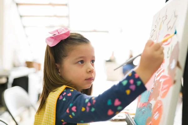 Profil Ładnej Białej Dziewczynki Uczy Się Malować Pędzlem Płótnie Zajęcia — Zdjęcie stockowe