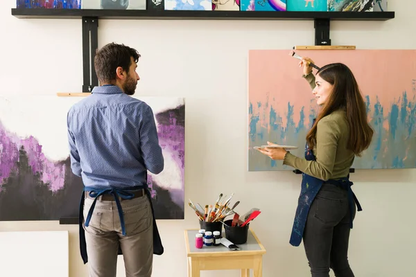 Twee Volwassen Studenten Praten Kunst Terwijl Schilderen Een Doek Tijdens — Stockfoto