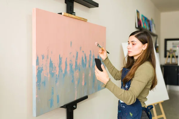 Mulher Bonita Seus Anos Escola Arte Está Olhando Para Uma — Fotografia de Stock