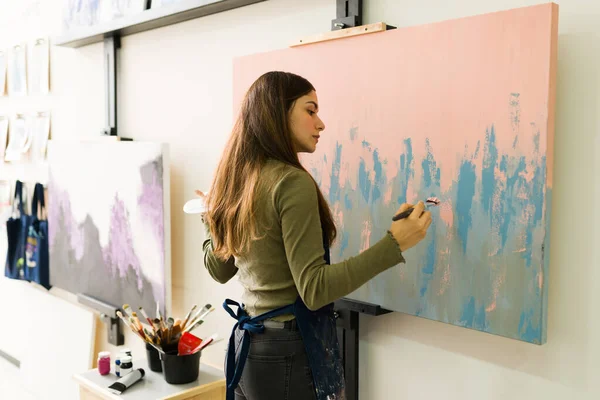 Belle Jeune Étudiante Latine École Art Vue Derrière Peint Une — Photo