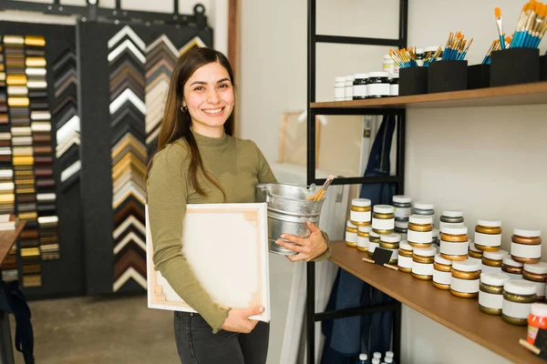 Feliz Cliente Femenina Comprar Lienzo Suministros Arte Como Pinceles Pintura —  Fotos de Stock