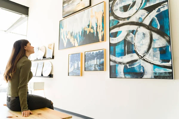 Vue Latérale Une Belle Jeune Femme Étudiant Regardant Les Peintures — Photo