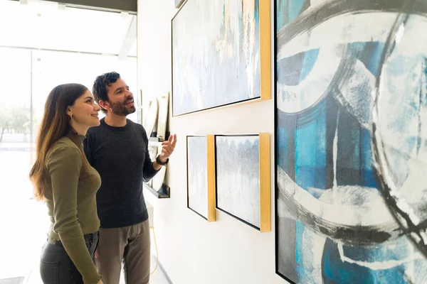 Jovem Bonita Homem Estão Falando Sobre Arte Enquanto Visitam Uma — Fotografia de Stock