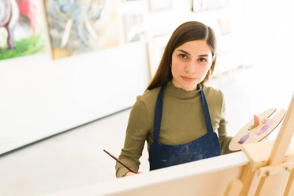 Retrato Uma Jovem Artista Feminina Segurando Pincel Uma Paleta Jovem — Fotografia de Stock