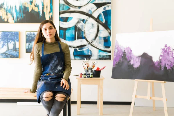 Atraente Jovem Pintora Mostrando Sua Arte Finalizada Colorida Que Será — Fotografia de Stock