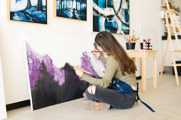 Jovem Vista Por Trás Sentada Chão Seu Estúdio Arte Pintando — Fotografia de Stock