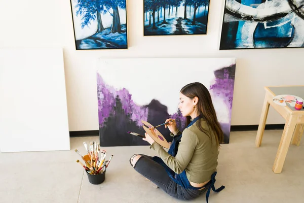 Vue Dessus Une Femme Peintre Dans Vingtaine Mélangeant Des Couleurs — Photo