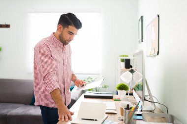 Ofis masasının önünde duran düşünceli bakışları olan yakışıklı bir genç adamın iş evraklarını elinde tutarken... 