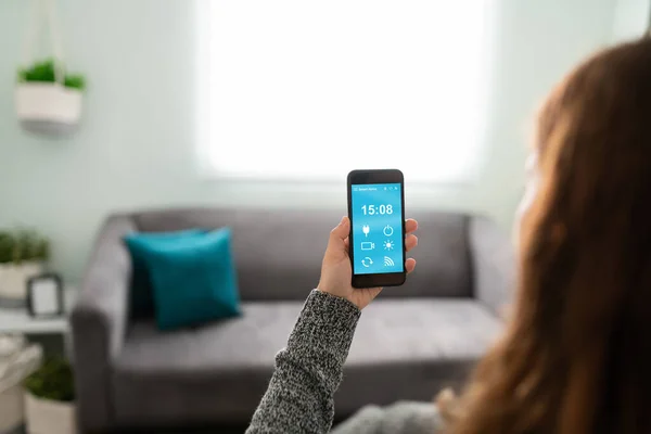 Perspectiva Personal Una Mujer Joven Sosteniendo Teléfono Inteligente Mostrando Pantalla — Foto de Stock