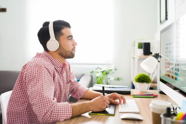 Vista Lateral Jovem Latino Ouvindo Música Com Fones Ouvido Sua — Fotografia de Stock