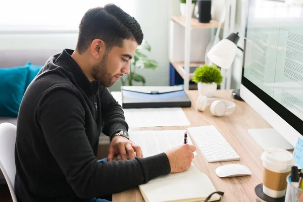 Good Looking Editor His 20S Writing Notebook Checking Text Computer — Stock Photo, Image