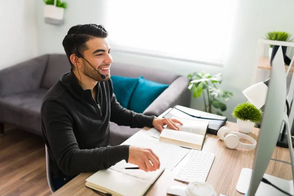 Een Knappe Jongeman Met Een Koptelefoon Aan Bureau Glimlachende Man — Stockfoto