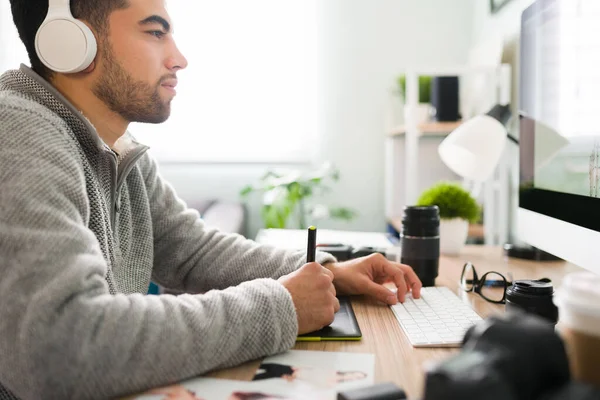 Profil Eines Gutaussehenden Lateinamerikanischen Typen Seinen Zwanzigern Der Mit Kopfhörern — Stockfoto