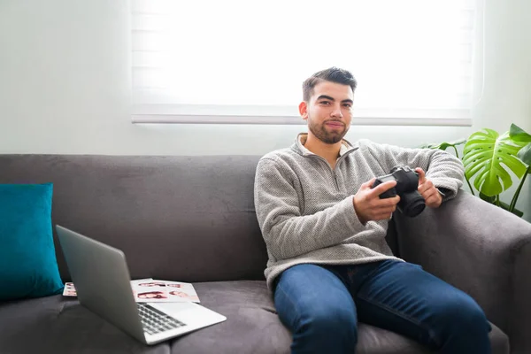 Przystojny Fotograf Dwudziestce Siedzi Kanapie Wybiera Najlepsze Zdjęcia Retuszu Laptopie — Zdjęcie stockowe