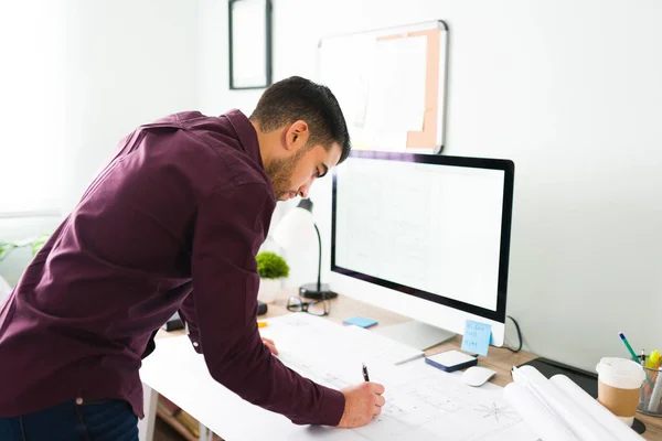 Seitenansicht Eines Jungen Männlichen Architekten Der Vor Seinem Schreibtisch Steht — Stockfoto