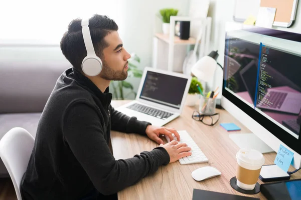 Zijaanzicht Van Een Aantrekkelijke Jonge Mannelijke Programmeur Die Werkt Softwareontwikkeling — Stockfoto