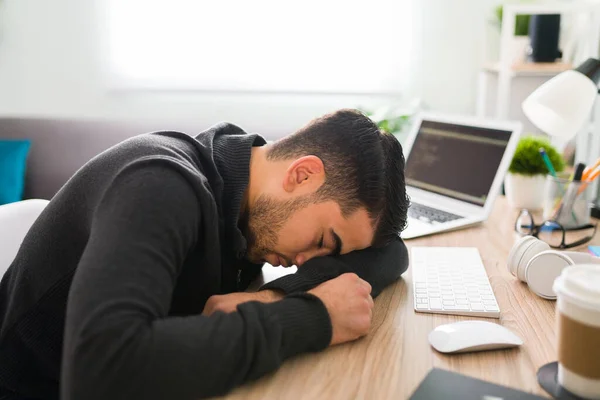 Éveiben Járó Spanyol Férfi Íróasztalon Pihen Fáradtnak Stresszesnek Tűnik Mert — Stock Fotó