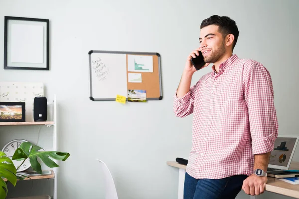 Ofisindeki Yakışıklı Satıcı Gülümsüyor Telefonda Bir Müşteriyle Konuşuyor Yaşlardaki Adam — Stok fotoğraf