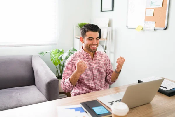 Hombre Latino Guapo Sus Años Trabajando Como Representante Ventas Muy — Foto de Stock