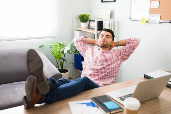 Relaxou Jovem Porque Terminou Todo Seu Trabalho Tipo Atraente Com — Fotografia de Stock