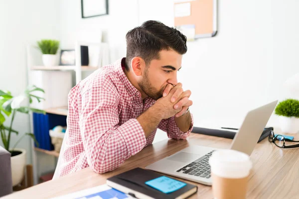 Gerente Vendas Hispânico Seu Escritório Olhando Para Tela Laptop Com — Fotografia de Stock