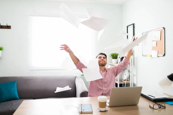 Latin Man Årsåldern Arbetar Som Försäljningschef Gladeligen Kasta Sina Arbetspapper — Stockfoto