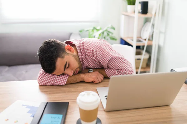 Bonito Latino Homem Adormeceu Enquanto Trabalhava Seu Laptop Sua Mesa — Fotografia de Stock