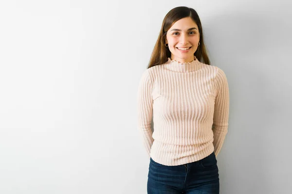 Retrato Una Hermosa Mujer Hispana Sonriendo Luciendo Feliz Mujer Joven — Foto de Stock