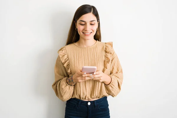 Sorrindo Jovem Procura Parceiro Namorado Está Rolando Seu Smartphone Visualizar — Fotografia de Stock