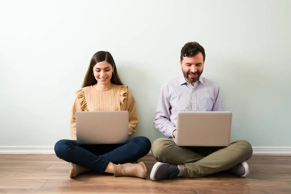 Aantrekkelijk Latijns Koppel Met Laptops Die Samen Vloer Zitten Zoek — Stockfoto