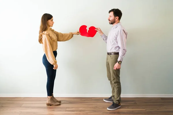 Kızgın Spanyol Çift Birbirlerine Öfkeyle Bakıyor Ellerinde Kırık Bir Kalp — Stok fotoğraf