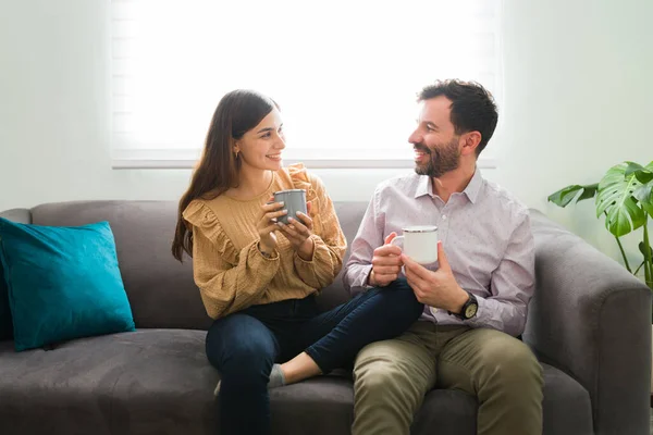 Attraente Coppia Latina Casa Bere Caffè Mattino Uomo Sulla Trentina — Foto Stock