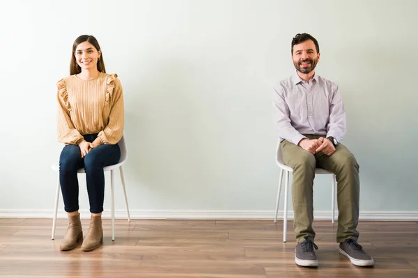 Hermosa Mujer Joven Hombre Atractivo Sus Años Sentado Mirando Feliz — Foto de Stock