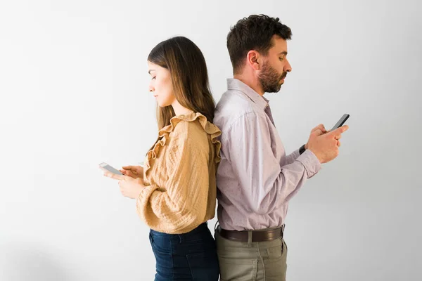 Good Looking Man Cute Young Woman Texting Smartphone Using Online — Stock Photo, Image