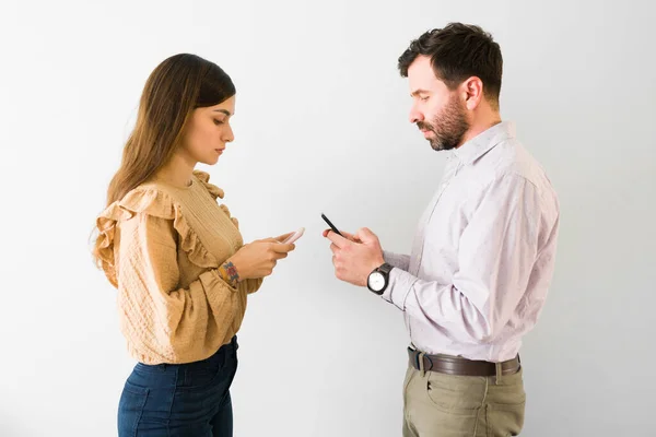 Profile Beautiful Young Woman Hispanic Man His 30S Exchanging Numbers — Stock Photo, Image