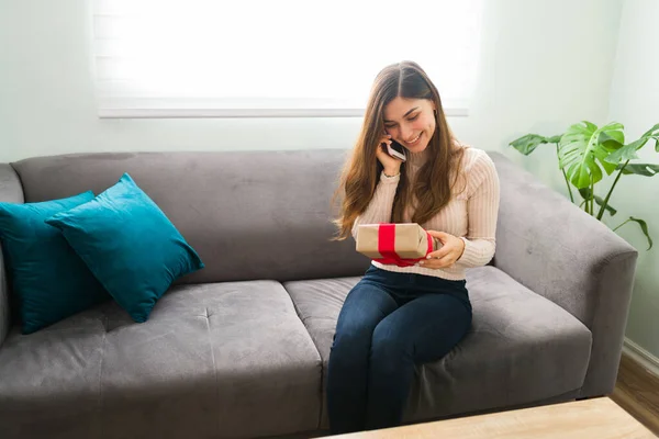 Glückliche Frau Ihren Zwanzigern Telefoniert Mit Ihrem Partner Ihm Für — Stockfoto