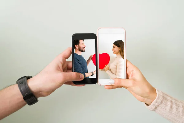 Närbild Par Som Förenar Två Smartphones Tillsammans Med Ett Foto — Stockfoto