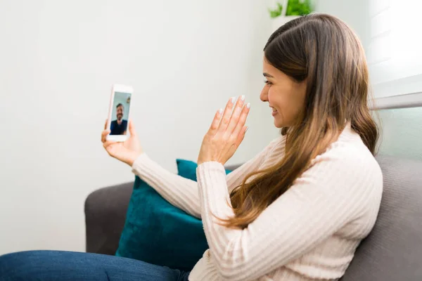 Akıllı Telefonundaki Görüntülü Konuşma Sırasında Latin Kökenli Genç Bir Kadının — Stok fotoğraf