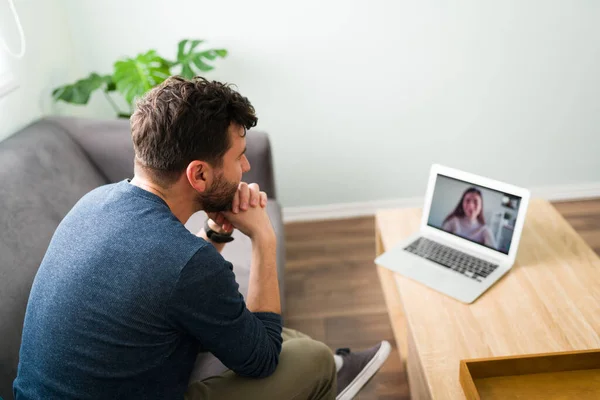 Vista Trasera Novio Hispano Sentado Sala Estar Hablando Con Bonita — Foto de Stock