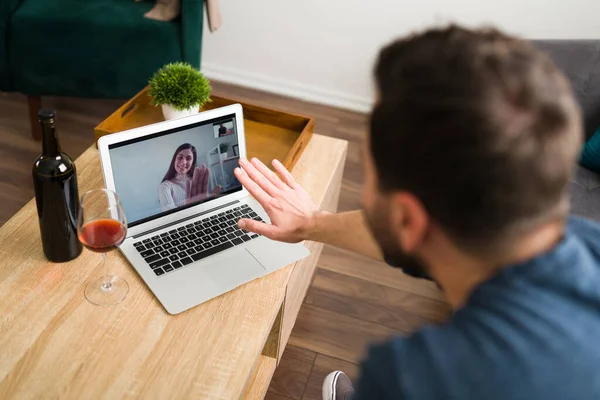 年轻貌美的恋爱中的夫妻正在家里打一个视频电话 他们正试图通过屏幕触摸彼此的手 — 图库照片