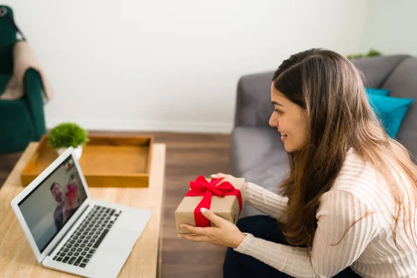 Attraktive Junge Frau Bei Einem Videoanruf Ihrem Laptop Ist Dabei — Stockfoto