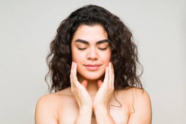 20 'li yaşlardaki güzel bir kadın, yüz bakımından sonra güzellik merkezinde kendini sakin ve rahat hissediyor. 