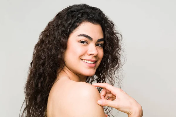 Sorrindo Jovem Mulher Latina Com Pele Imaculada Saudável Ombros Nus — Fotografia de Stock