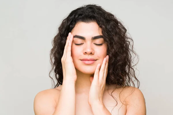 Palourde Latine Jeune Femme Sentant Peau Impeccable Lisse Après Avoir — Photo