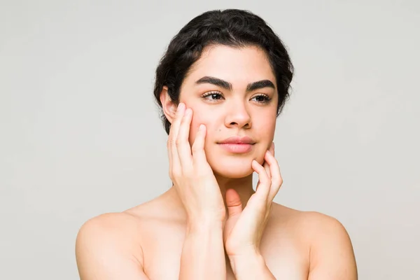 Modello Bellezza Femminile Sentire Sua Pelle Luminosa Luminosa Dopo Trattamento — Foto Stock