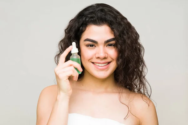 Portrait Smiling Latin Woman Her 20S Holding Bottle Hyaluronic Acid — Stock Photo, Image