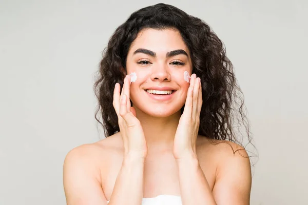 Atractiva Mujer Hispana Poniendo Crema Facial Para Hidratar Piel Modelo — Foto de Stock