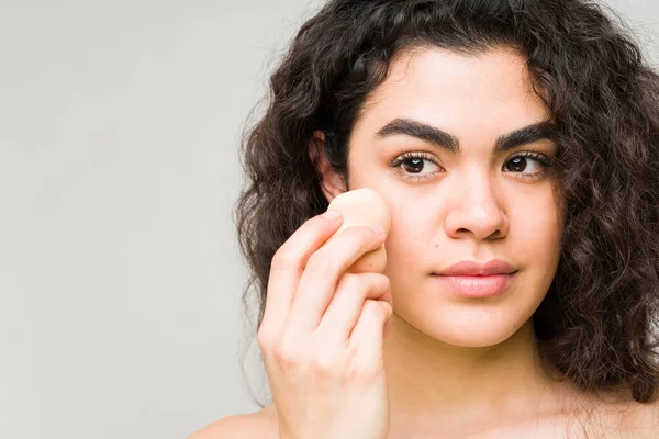 Mulher Latina Bonita Colocando Fundação Maquiagem Seu Rosto Com Uma — Fotografia de Stock